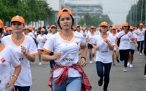Công nhân thi chạy bộ rèn luyện sức khỏe