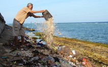 Rác thải ngập đảo Lý Sơn