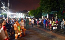 Mưa cuốn trôi người phụ nữ đi xe đạp bán cá khô