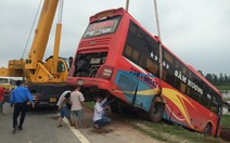 Xe giường nằm lao xuống ruộng, 40 hành khách thoát chết