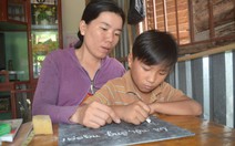 Cùng con nuôi chữ