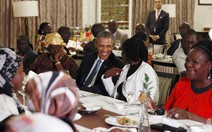 Ông Obama cười thoải mái trong bữa tối với họ hàng ở Kenya