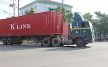 Một phụ nữ đi xe đạp chết thảm dưới bánh xe container