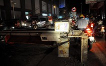 Xe ben kéo đổ 4 trụ điện, hàng trăm hộ dân mất điện