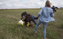 Nhà báo Hungary ngáng chân, đá người tị nạn gây bão mạng
