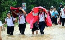 Lũ dâng cao, thuê xe tải đưa gần 1.000 học sinh đến lớp