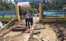Rào cổng trường ép chính quyền giải quyết khiếu nại đất đai