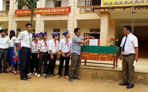 Bơi lấy lại dép, một học sinh bị lũ cuốn trôi