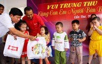 Trao 54 phần quà trung thu cho con em người bán báo