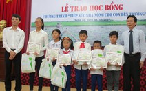 Trao phần thưởng ​tiếp sức con em nhà nông đến trường