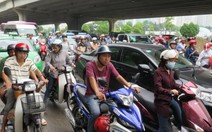 Sau mưa nhiều tuyến đường ở Hà Nội ùn ứ