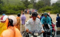 Mưa lớn cuốn trôi người và xe xuống vực