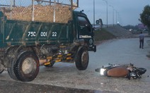 Xe máy và xe tải tông nhau, hai người chết