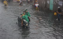 Mưa, cửa ngõ sân bay lại ùn tắc