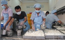 Cướp cơm từ thiện, ý thức người Việt đáng báo động?