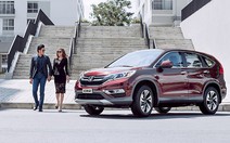 ​Cặp đôi người mẫu khoe dáng bên Honda CR-V - Sắc đỏ tôn cá tính!