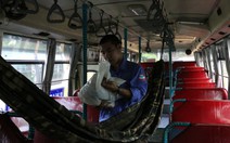 Nhân viên xe buýt lao đao vì giảm lương
