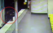 Video kẻ móc túi quay lại cứu nạn nhân rơi xuống đường ray