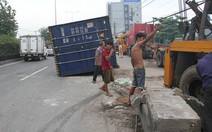 ​Xe đầu kéo tông 30m dải phân cách, lao qua làn xe máy