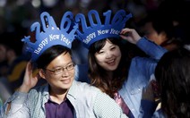Giao thừa ít pháo hoa và sâm banh