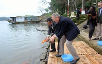 ​Đại sứ Mỹ thả cá chép tiễn ông Táo về trời