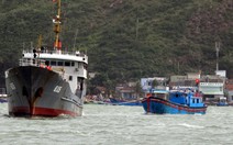Tàu hải quân cứu tàu cá gặp nạn ở Hoàng Sa