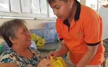 Tặng quà cho học trò nghèo