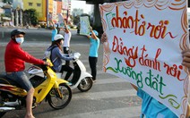 “Mấy đứa rảnh” ở ngã tư Hàng Xanh