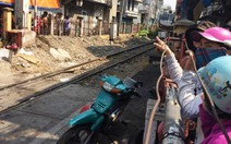 Chui rào băng qua đường ray, bị xe lửa tông chết