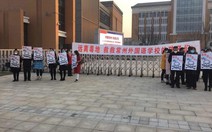 Chính quyền nói môi trường sạch, người dân không tin
