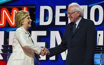 Bà Clinton và ông Sanders chung sức chống Trump