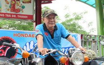 Cụ ông 70 tuổi làm xe ôm miễn phí cho sĩ tử
