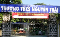 Thí sinh sử dụng điện thoại gọi ra ngoài hỏi bài