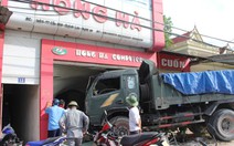 Xe tải tông sập cửa hàng bán thiết bị văn phòng