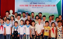 Trao 52 phần thưởng cho con em hộ nông dân nghèo