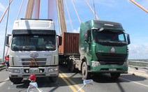 Xe container chết máy, cầu Rạch Miễu kẹt cứng