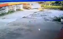Clip suýt chết nếu không lùi kịp khỏi đường ray