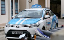 Tài xế taxi túm tóc, liên tiếp đập đầu nữ hành khách vào capô