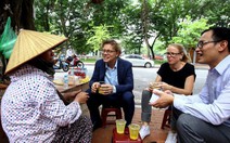 Tân Đại sứ Thuỵ Điển ngồi vỉa hè Hà Nội uống trà đá