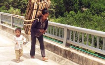 Mẹ đi chân trần, con đi dép
