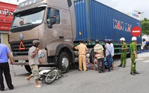 ​Cụ bà bị cuốn vào gầm xe container tử vong