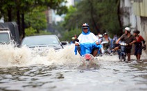 Đường Nguyễn Hữu Cảnh tiếp tục ngập sâu do mưa lớn