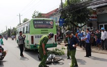 Vượt đèn vàng, xe buýt kéo lê nạn nhân