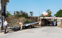 Tránh ôtô, lái xe chở tôn bị tôn chèn chết tại chỗ
