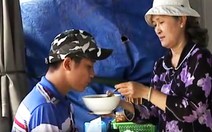 Tình người Sài Gòn: bà bán bún nuôi anh bán vé số