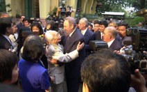 Đại tướng Võ Nguyên Giáp tiếp Chủ tịch Fidel Castro tại nhà riêng năm 2003