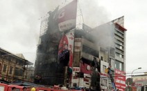 Cháy rụi siêu thị điện máy bên chợ Xuân Mai, Hà Nội