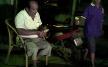 Bắt khẩn cấp hai cha con ép tài xế đóng tiền bảo kê