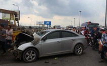 Xe hơi đụng xe đầu kéo, quốc lộ 1 kẹt 2 giờ
