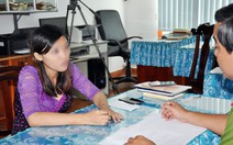 Người mẹ trẻ nghi làm rơi chết con đến trình báo công an